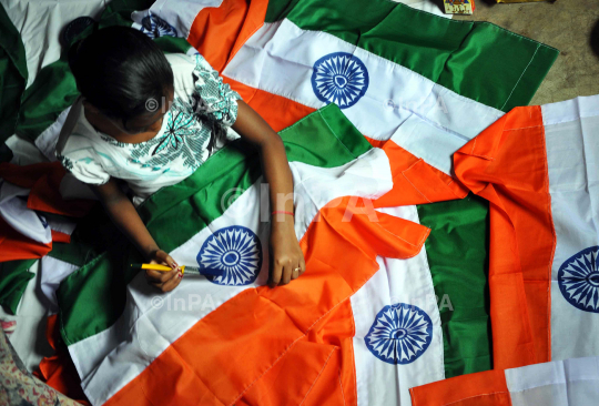 O�n� �t�h�e� �u�p�-�c�o�m�i�n�g� �I�n�d�e�p�e�n�d�e�n�c�e� �D�a�y� �o�f� �I�n�d�i�a� �a� �m�a�n� �b�u�s�y� �w�i�t�h� �h�i�s� �f�a�m�i�l�y� �o�n� �m�a�k�i�n�g� � �I�n�d�i�a�n� �F�l�a�g�s� �t�o� �f�u�l�
