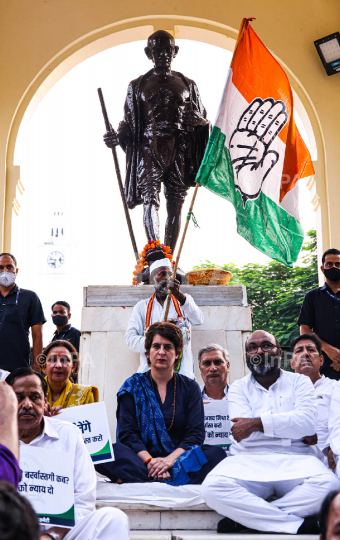  Priyanka Gandhi Vadra, 'Maun Vrat' in Lucknow