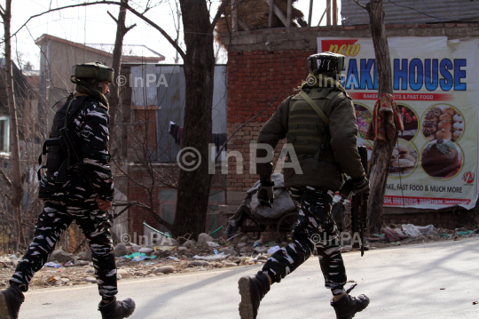 CRPF trooper's rifle snatched in Pulwama's Rajpora area