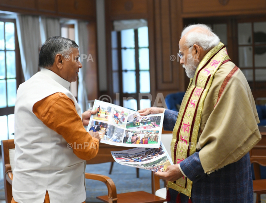 Dharmveer Prajapati with Narendra Modi 