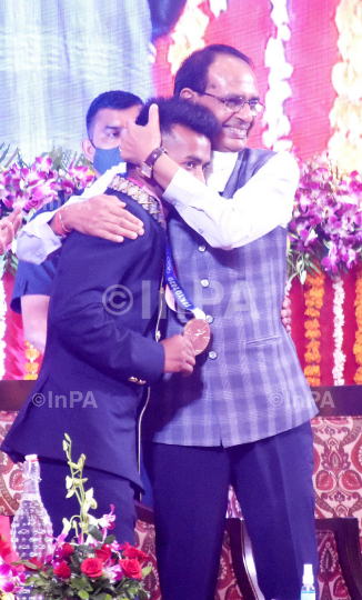 MP felicitates Vivek Sagar with Rs 1 crore & a house 