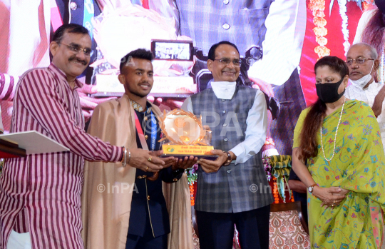 MP felicitates Vivek Sagar with Rs 1 crore & a house 