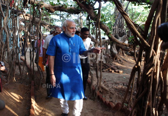 Narendra Modi visited the auspicious 500 year old Banyan Tree