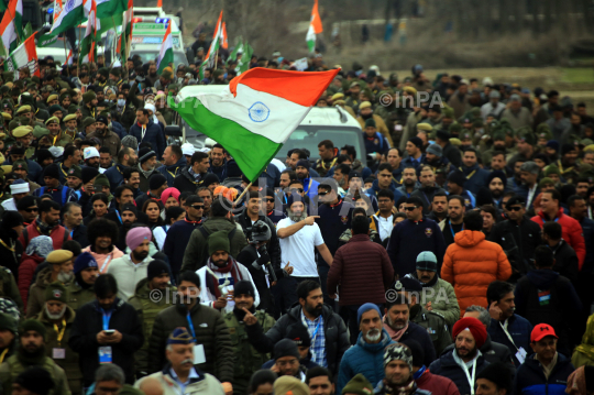 Rahul gandhi accompanoed by Pdp chief Mehbboba mufti,her daughter Iltija mufti and their mother heading towards Lethpora from Awantipora during Bharat Joodo Yatra in Pulwama district on Saturday  (10)