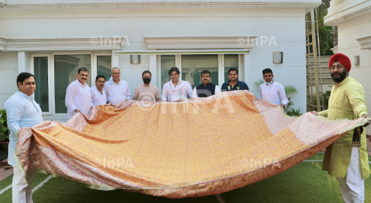 Rahul Gandhi handing over the 'Chaadar’