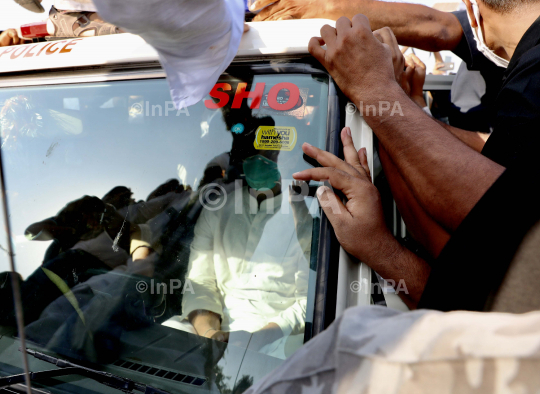 Rahul Gandhi, Priyanka Gandhi march towards Hathras