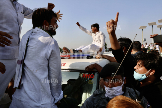 Rahul Gandhi, Priyanka Gandhi march towards Hathras