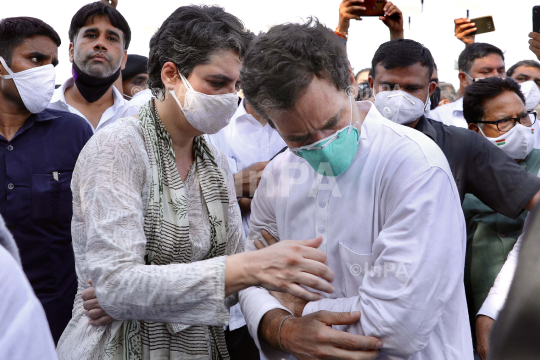 Rahul Gandhi, Priyanka Gandhi march towards Hathras