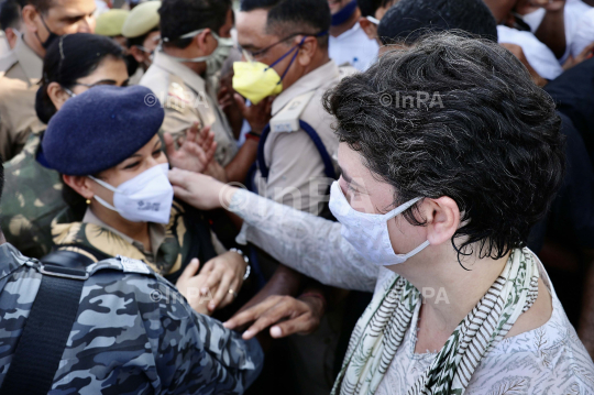 Rahul Gandhi, Priyanka Gandhi march towards Hathras