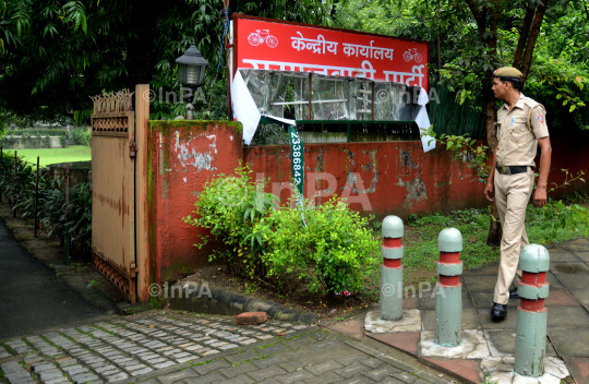 Samajwadi party's office damaged by VHP workers