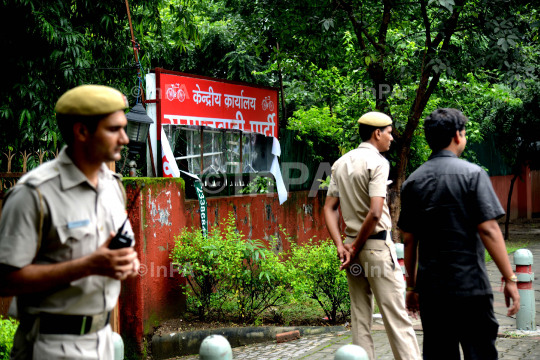 Samajwadi party's office damaged by VHP workers