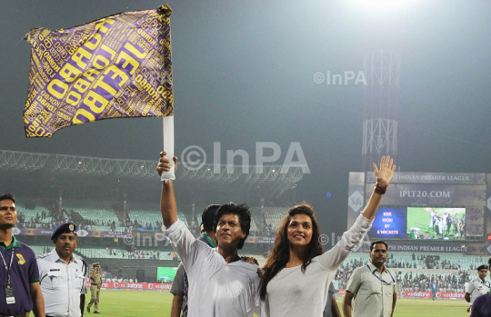 Shahrukh Khan with Deepika Padukone