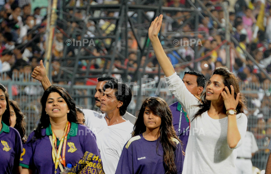 Shahrukh Khan with Deepika Padukone