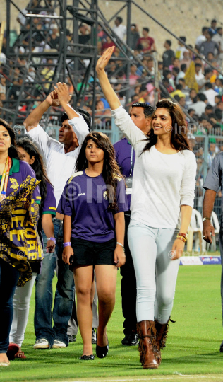 Shahrukh Khan with Deepika Padukone