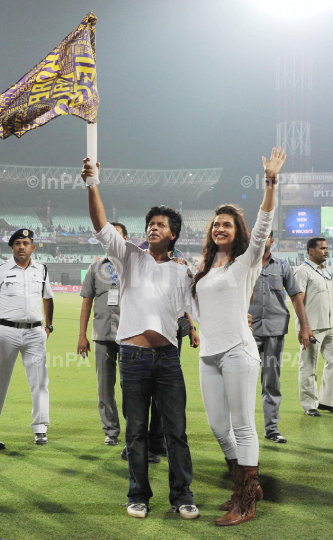 Shahrukh Khan with Deepika Padukone
